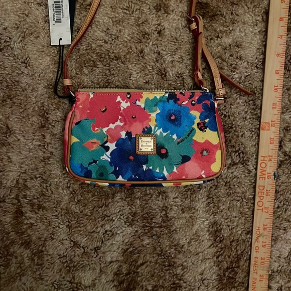 Dooney & Bourke Handbags - DOONEY AND BOURKE- Lexi crossbody bag ✨NWT✨
